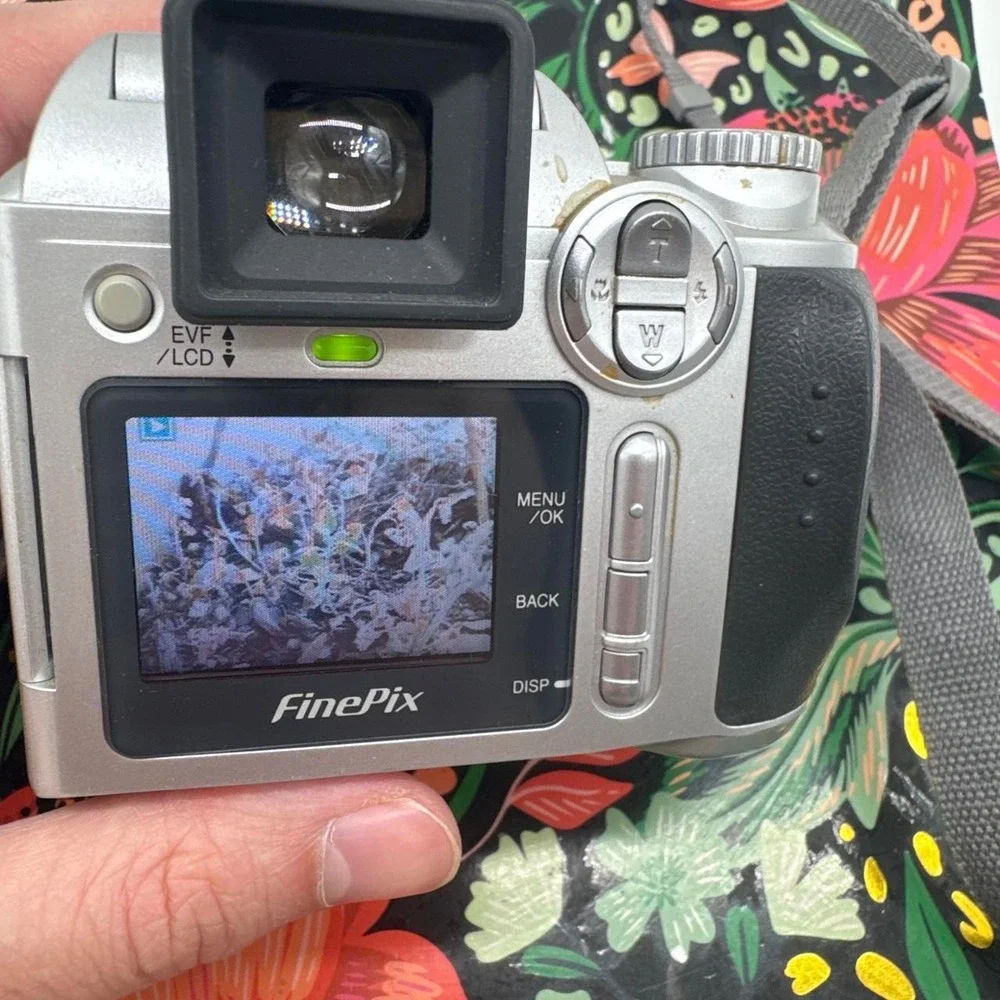 Fujifilm FinePix S3000 Digital Camera –‎ Compact Point-and-Shoot Camera